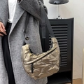 Borsa a tracolla trapuntata dorata a mezzaluna con ampia tracolla regolabile e imbottita - Oro