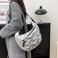 Borsa a tracolla trapuntata argento metallizzato a mezzaluna con cinturino regolabile - Argento