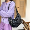 Borsa a tracolla trapuntata nera lucida con tracolla regolabile per donna in inverno - Nero