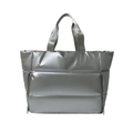 Gesteppte silberne Metallic-Reisetasche mit Polsterstruktur und vertikalen Reißverschlüssen - Silber