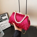 Elegante burgunderrote Samttasche mit großem Perlengriff und goldener Kette - Rot