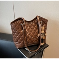 Sac fourre-tout matelassé marron avec breloque lapin sur un magazine noir élégant - Marron avec pendentif