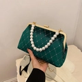 Elegante smaragdgrüne Samt-Muscheltasche mit Strassgitter und Perlenhenkel - Grün