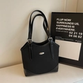 Borsa tote nera minimalista da donna in materiale opaco con logo in metallo - Nero