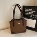 Borsa tote minimalista in pelle marrone con fibbia argento e logo metallico centrale - caffè
