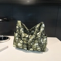 Borsa tote in tela verde oliva con stampa teschi e rose dotata di tasche esterne multiple - Nero