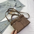 Dettaglio borsa a tracolla marrone con tasche stile denim e rivetti metallici decorativi - Marrone