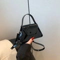 Elegante borsa sottobraccio in vernice nera con design geometrico a trapezio e manico - Nero