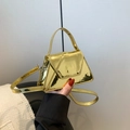 Mini borsa a trapezio in pelle verniciata dorata con finitura metallica e manico - Oro
