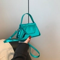 Mini borsa geometrica in pelle verniciata turchese con effetto specchio e tracolla - Verde