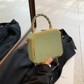 Borsa a scatola verde acqua con cornice dorata e manico in pelle intrecciata elegante - Verde