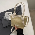 Große beige Strohtasche mit weißem Kunstlederbesatz und verstellbarem Schultergurt - Weiß
