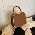 Borsa a scatola ottagonale marrone con cornice in metallo dorato e catena - Marrone
