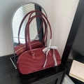 Borsa a spalla rosso scuro a onde con manici lunghi e fiocco in pizzo bianco - Rosso