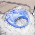 Borsa in acrilico marmorizzato blu e bianco con manico rotondo e chiusura in metallo - Blu