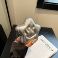 Silberne sternförmige Umhängetasche mit geprägtem Smiley und feiner Metallkette - Silber