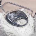 Elegante borsa in acrilico con motivo marmorizzato monocromatico e manico circolare unico - Grigio