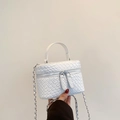 Weiße Mini-Umhängetasche mit Webstruktur und silberner Kette für Damen Mode - Weiß