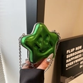 Metallisch grüne sternförmige Umhängetasche mit Smiley-Muster und Silberkette - Grün