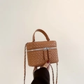 Borsa vanity marrone intrecciata con cerniere argentate e tracolla a catena - Marrone
