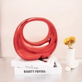 Borsa a luna in acrilico rosso vivace per serate eleganti e occasioni speciali - Rosso