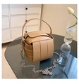 Beigefarbene gewebte Beuteltasche mit breiten Lederstreifen und silberner Kette - Khaki