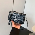 Chic leopard print shoulder bag in grey and black faux leather with silver buckle - Gray