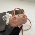 Borsa rosa effetto coccodrillo con dettagli a cuore e cerniere dorate su giacca grigia - Rosa