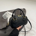 Elegante borsa nera con trama coccodrillo, hardware dorato e decorazioni a forma di cuore - Nero