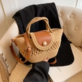 Bolso bombonera de paja con solapa de cuero marrón y detalle de perla - Caqui