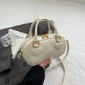 Borsa chic bianco crema motivo coccodrillo con manico a cuore e dettagli zip dorati - Bianco Sporco