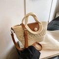 Bolso cubo tejido beige con solapa de cuero marrón y hebilla de perla decorativa - Beige