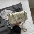 Borsa a tracolla trapuntata bianco perlato con catena di cristalli e chiusura a diamante - Argento