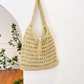 Bolso tote de paja beige con diseño de malla y borlas para vacaciones de playa - Blanco Roto