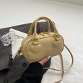 Mini borsa Boston beige con stampa coccodrillo, patch a cuore e dettagli dorati - Giallo chiaro