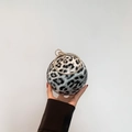 Bolso de noche esférico con estampado de leopardo y asa de anillo dorado con strass - Blanco