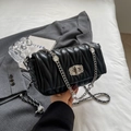 Elegante borsa a tracolla nera matelassé con catena di strass e chiusura a scatto - Nero