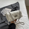 Borsa a tracolla trapuntata bianca con catena d'argento e chiusura a cristallo - Bianco Sporco