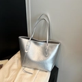 Metallische silberne Tote Bag mit Knitterstruktur und langen Griffen für Pendler - Silber