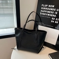 Schwarze Tote-Bag mit Vintage-Riss-Textur und langen Schultergurten auf weißem Tisch - Schwarz
