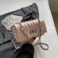 Borsa a tracolla trapuntata rosa chiaro con chiusura strass e catena cristallo - Rosa