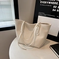 Weiße große Shopper-Tasche mit Knitteroptik in einer modernen minimalistischen Szene - Cremeweiß