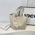 Chique beige lederen tote bag met stijlvol lint om de handvatten gewikkeld - Broken Wit