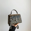 Sac à main léopard élégant avec boucle argentée et bandoulière réglable - Jaune