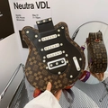 Sac bandoulière en forme de guitare avec motif à damier marron foncé et strass - Carreaux Café