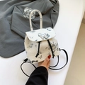Mini zaino bianco con stampe di farfalle grigie e chiusura a farfalla in metallo argento - Nero