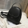 Mini sac à dos noir en cuir grainé avec surpiqûres contrastées et boucle ronde - Noir