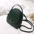 Mini sac à dos en cuir vert foncé avec anneau métallique et surpiqûres blanches contrastées - Vert
