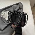 Glänzende schwarze Beuteltasche mit silbernem Kettenriemen und Metallkugel-Anhängern - Schwarz