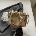 Goldene Metallic-Cloud-Bag mit horizontaler Prägung und silbernem Kettengurt - Gold